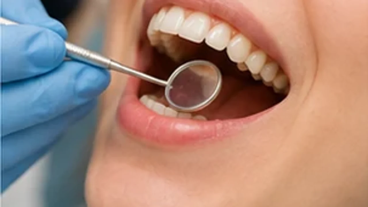 Prevenzione e controlli periodici per mantenere il sorriso sano nel tempo.